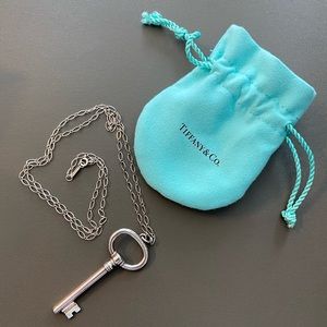 Classic Tiffany & Co Oval Key Pendant w/ Sterling Silver 22” chain